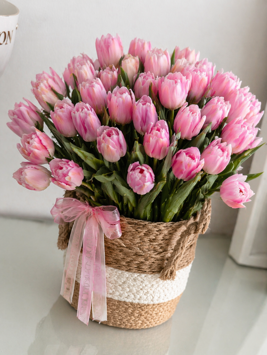 cesta de tulipanes rosas elegantes en Madrid entrega a domicilio