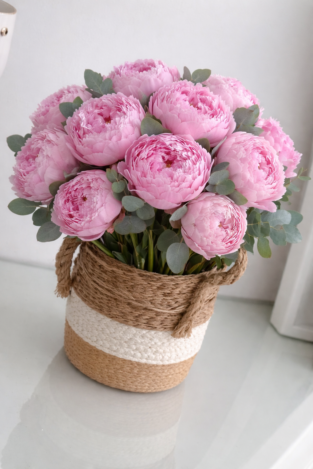 cesta de peonias rosas elegante Madrid