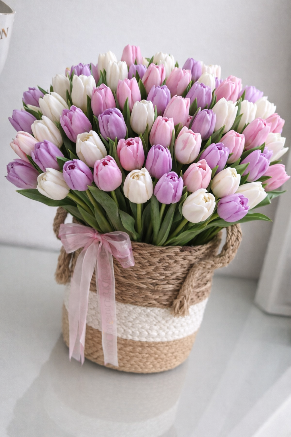 tulipanes frescos en cesta natural regalo  Madrid
